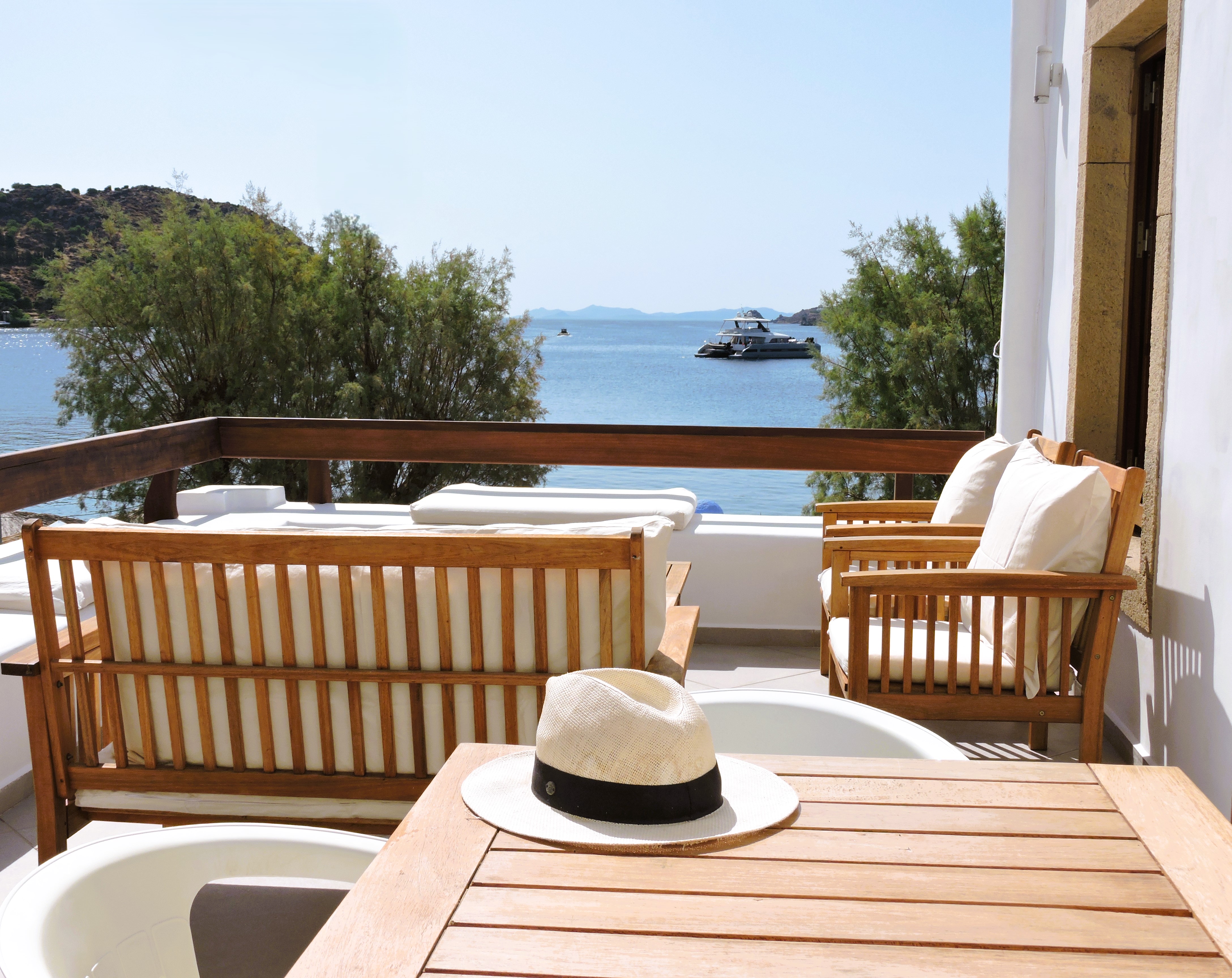 Terrace table with hat